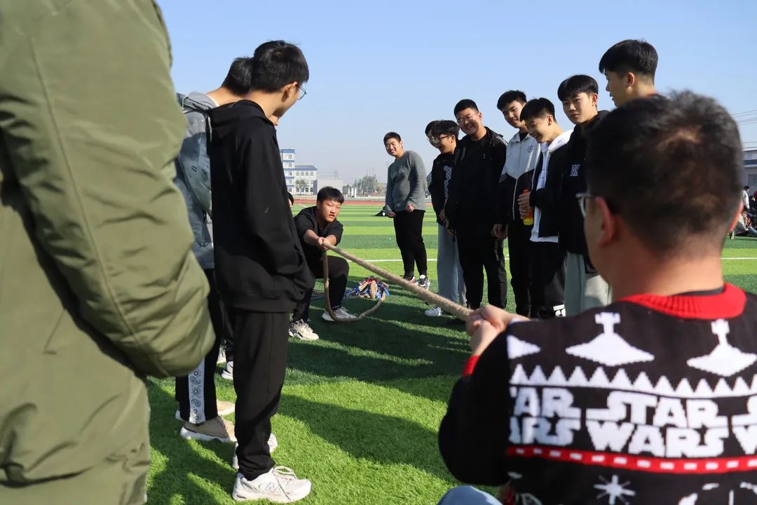 快看！金文学校一条能“神奇”凝聚五十人的绳子长什么样 金乡县金文实验高级中学